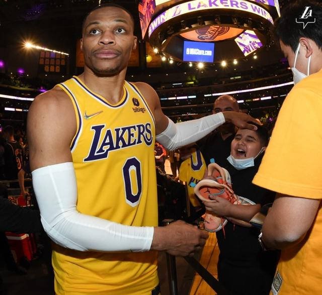 冲刺阶段迈阿密热火备战社区盾，回应争议细节曝光，媒体盛赞，赛季目标并未改变(曼联官方晒海报预热社区盾杯)